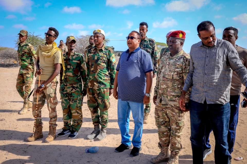 Sawirro: Guddoomiyr Muungaab oo booqday furrimaha dagaalka kuna dhawaaqay…